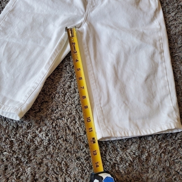 CONSERVATIVE White Bermuda Shorts - Picture 3 of 12